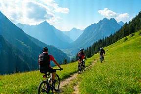Turisté na zelených tatranských stezkách s horami v pozadí - Outdoor zájezd